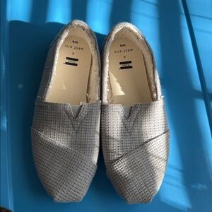 TOMS Knit Light Gray Slip-Ons